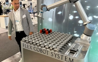 Jan Hendrik Lütjens am FLEX COBOT SYSTEM auf der EMO 2023