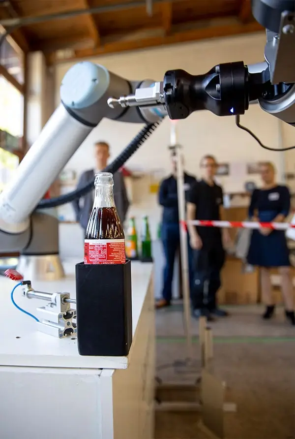 Cobot von Universal Robots hat Cola Flasche geöffnet