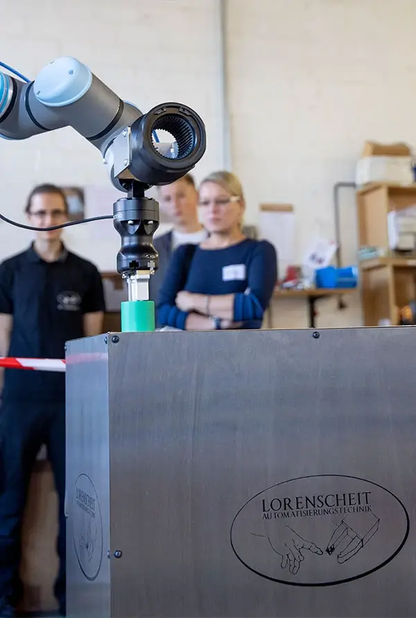 Cobot von Universal Robots greift zum Flaschenöffner auf unserer Hausmesse