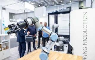 Cobot von Universal Robots mit Greifer von Robotiq auf der Nortec 2022