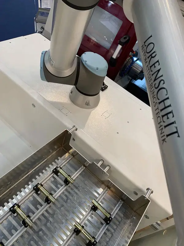 Cobot von Universal Robots mit Lorenscheit Automatisierungstechnik Schriftzug