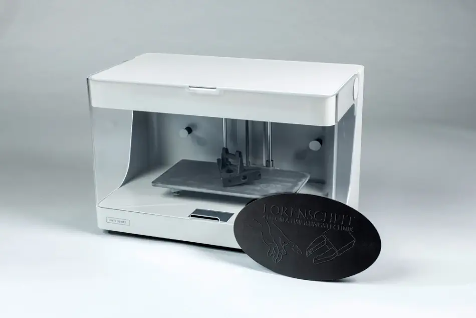 3D-Drucker Onyx One mit Druckbeispiel aus Onyx