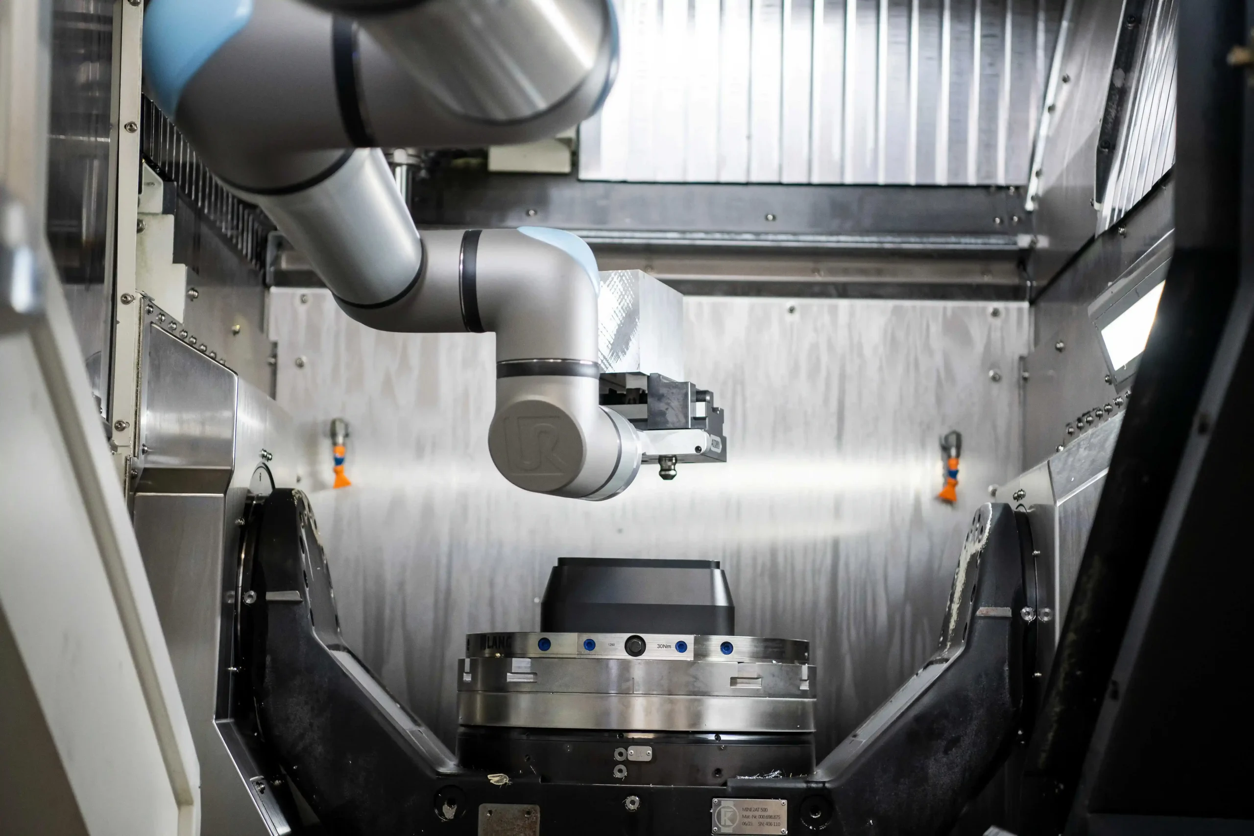 universal-robots-ur30-cnc-automation universal robots ur30 cnc automation scaled